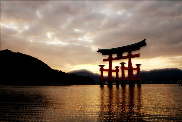 10 Melhores lugares para visitar no Japão 8 torii santuario de itsukushima by clicheguevara 600x402 1