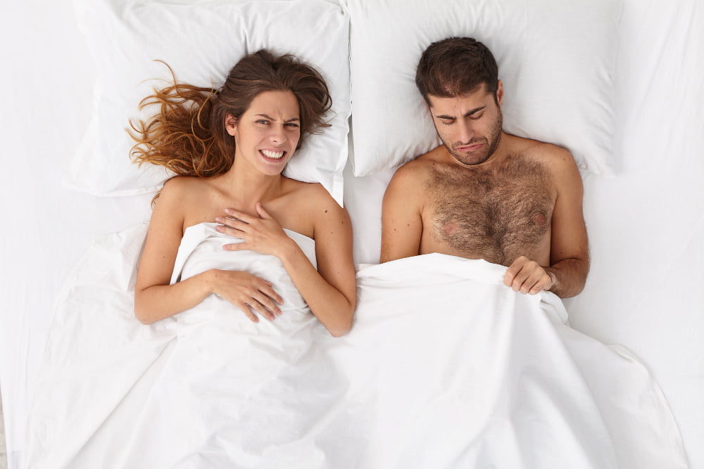 Como engrossar o pênis em casa: 5 Métodos 2 intimate potency sexual problem dysfunction unhappy man has impotency cannot have sex with wife needs take special pills men cheerful woman lies white blanket top view photo