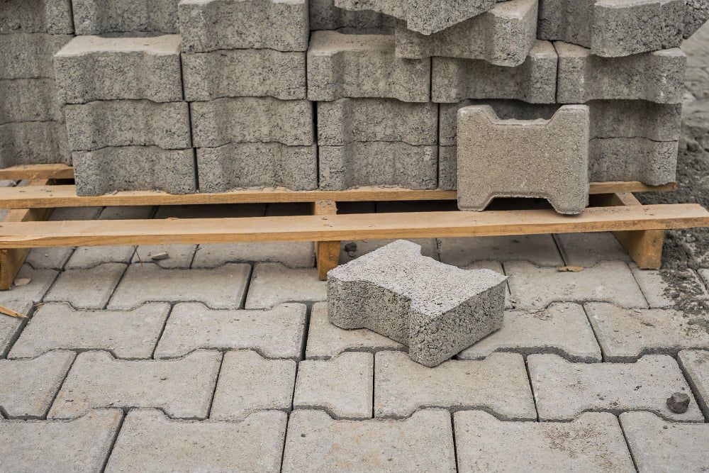 Pode assentar paver de concreto com argamassa? 4 paver de concreto