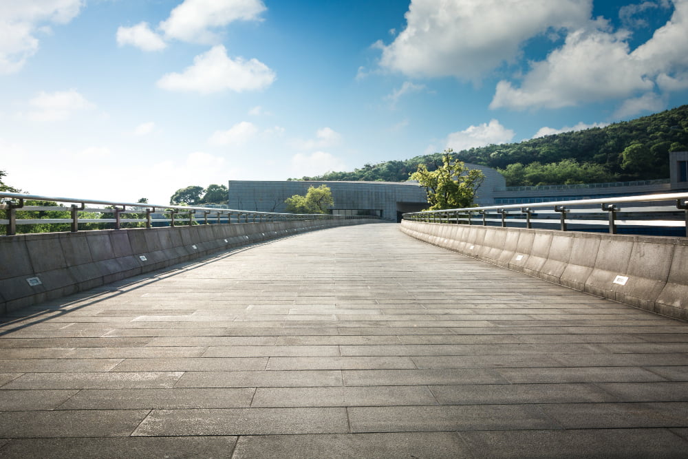 Pode assentar paver de concreto com argamassa? 1 paver de concreto