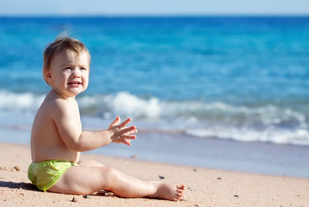 bebe na praia
