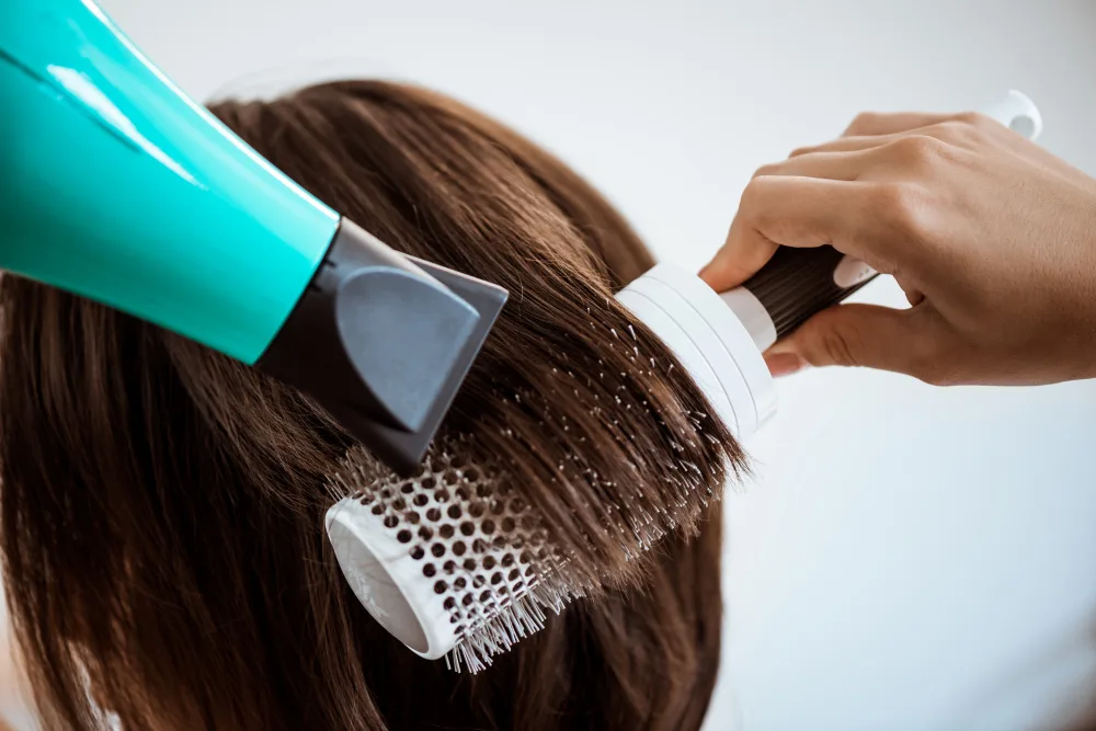 Como fazer escova no cabelo sem quebrar os fios? 2 escova rotativa