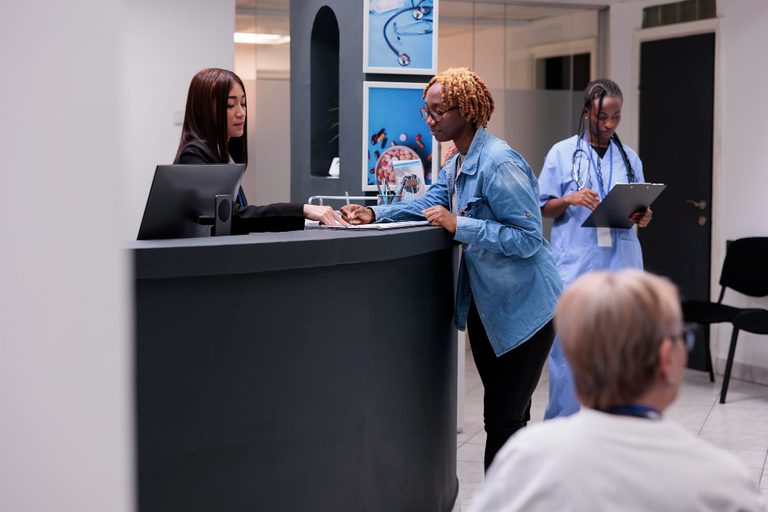 Como identificar falhas no atendimento de saúde e quais medidas tomar para proteger os direitos do paciente 4 montar uma recepcao para clinica 2